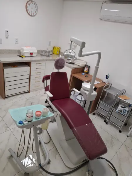 Segundo consultório da Rubi Odonto, com equipamentos e bancada