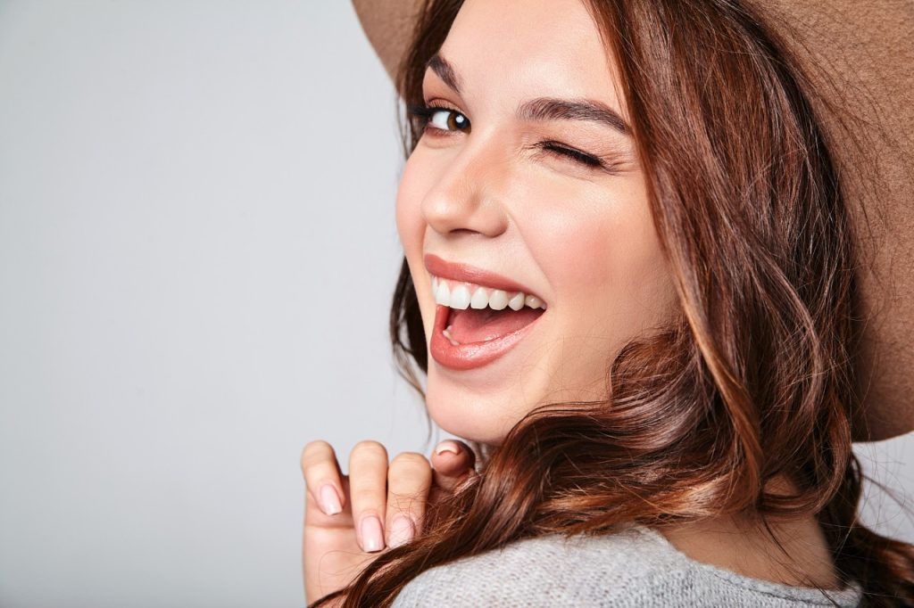 Quer ter um sorriso mais branco e bonito? O clareamento dental é a solução!